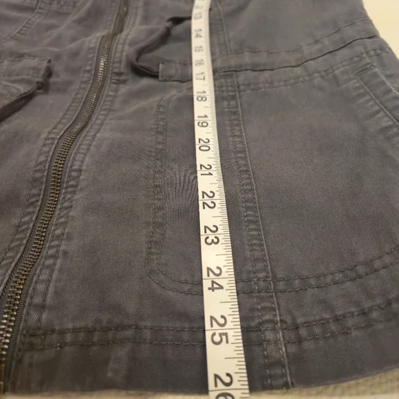 Sleeveless Zip-Up Vest - Picture 8 of 11